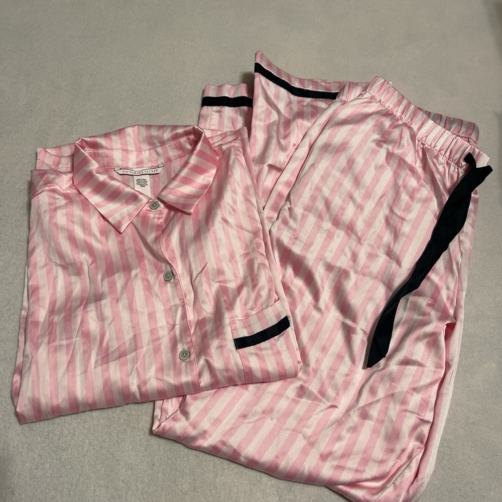 Original Victoria secret pj’s in pink! Never worn and tags are off, size M.
